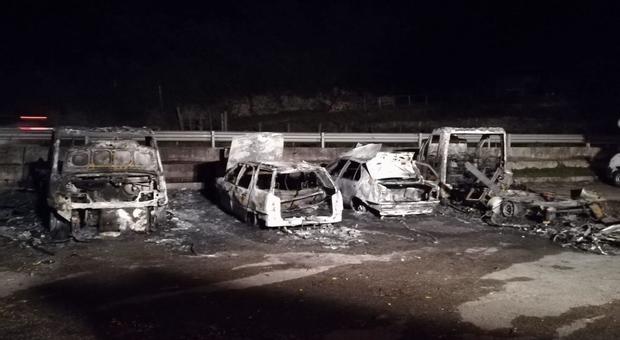 Capranica, incendio nella notte: distrutti dalle fiamme due auto e due camper
