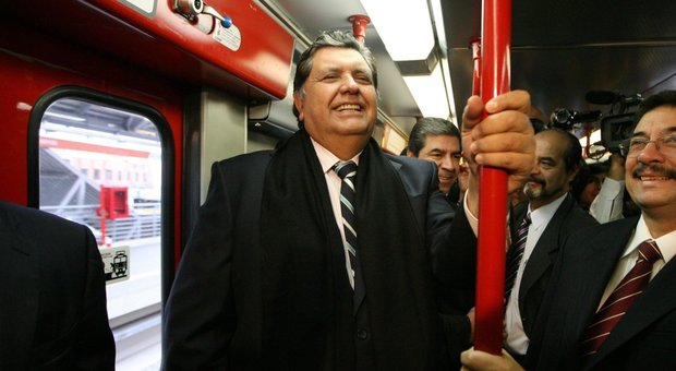 Perù, l'ex presidente si spara al momento dell'arresto per corruzione: gravissimo
