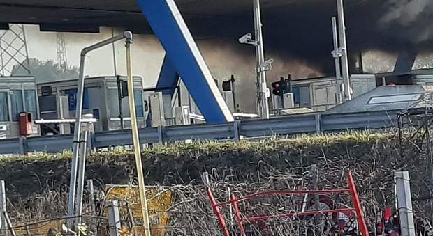 San Benedetto, furgone in fiamme al casello autostradale dell'A14
