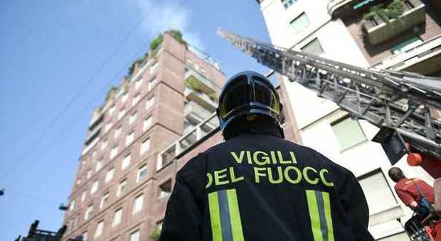 Brucia un attico in piazza della Repubblica: paura e spettacolare intervento dei vigili del fuoco -Guarda