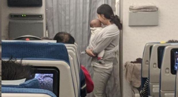 In volo con il figlio di 4 mesi regala caramelle e tappi per le orecchie ai passeggeri: «Scusate se piangerà»