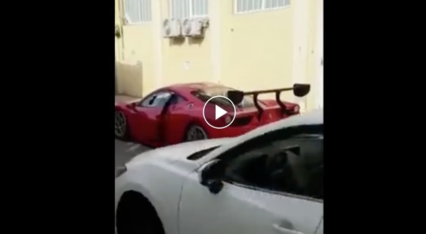 Parcheggia la Ferrari ma apre lo sportello senza guardare: l'auto che arriva lo spazza via VIDEO