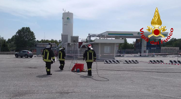 Perdita di metano dal serbatoio in zona industriale, i pompieri innescano la fiammata