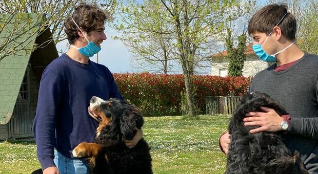 Floriano Bollettini a, a destra, Ugo Apuzzo con i loro cani