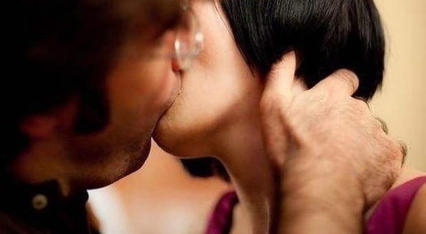 Ruba un bacio alla collega in obitorio: condannato per violenza sessuale