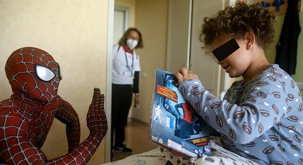 Cosa ci fanno tanti Spiderman al Niguarda? Un’invasione per combattere il Covid e le malattie nelle pediatrie