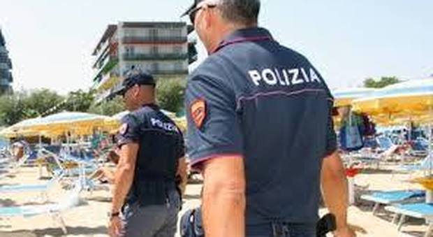 Rimini, egiziano 37enne si masturba davanti ai bimbi in spiaggia: poliziotti lo salvano dal linciaggio