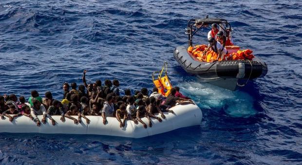 Migranti, la Marina difende le Ong: «Non ci intralciano»
