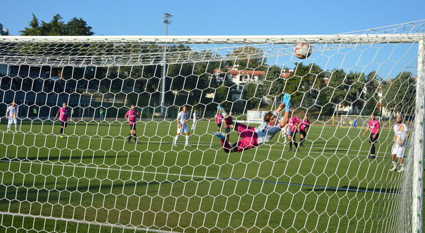 Un gol durante il derby Recanatese-Tolentino disputato a ottobre dell'anno scorso