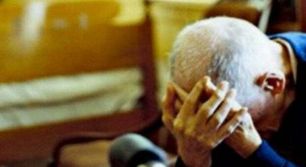 Anziano picchiato per anni, arrestata badante romena a Carbonara di Nola