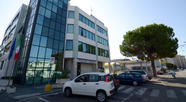 Lecce, vigile urbano investito sulle strisce pedonali fuori da comando di viale Rossini