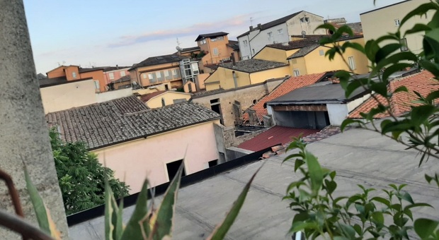 Concerti in piazza Vari e giovani sui tetti, nuove proteste nel cuore di Benevento