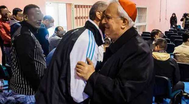 «Eminenza, ci saluti papa Francesco» Il cardinale Bassetti pranza con i carcerati