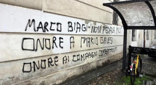 Modena, scritte contro Marco Biagi nell'anniversario dell'omicidio. Il figlio: «Lo Stato lo ha abbandonato»