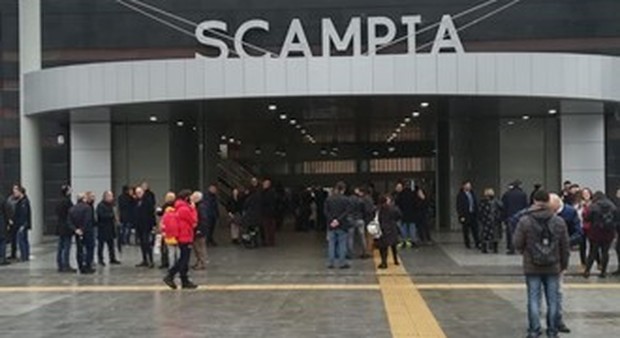 Picchia la moglie davanti alla metropolitana di Scampia, arrestato
