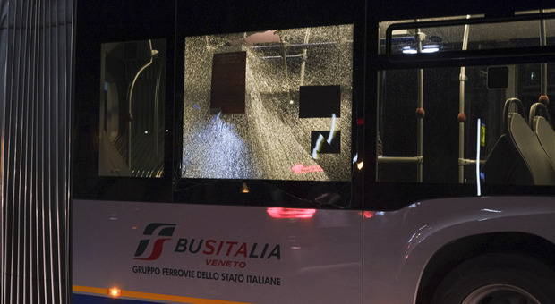 Le indagini sugli spari all'autobus: forse i colpi sono partiti dall’interno