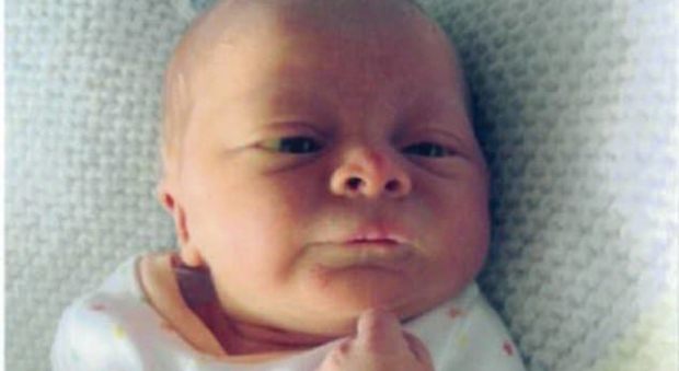 Mamma avvelena il latte del figlio di 2 mesi e lo uccide: "Le voci mi dicevano che non meritavo il bimbo"