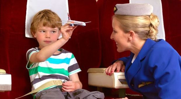 Bambino autistico piange a dirotto in volo: la hostess lo calma. La mamma dei bimbo: «Lei emette un’aura di amore»