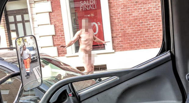 Porto Recanati, cinquantenne gira nudo per strada in centro