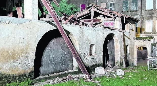 Crolla il tetto della storica barchessa