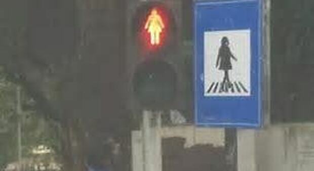 India, semafori e cartelli stradali al femminile per promuovere la parità di genere