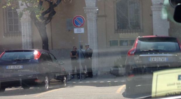 Ostia, parcheggiatori abusivi davanti al municipio: il vigile non vede nulla