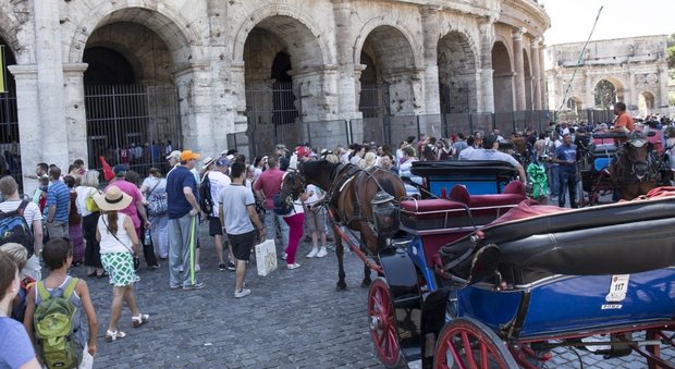 Roma, rapina turista Usa al Colosseo: arrestato 48enne