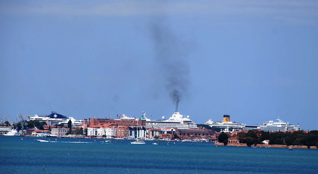 Fumo nero dalla nave, comitati infuriati: «È inquinamento»