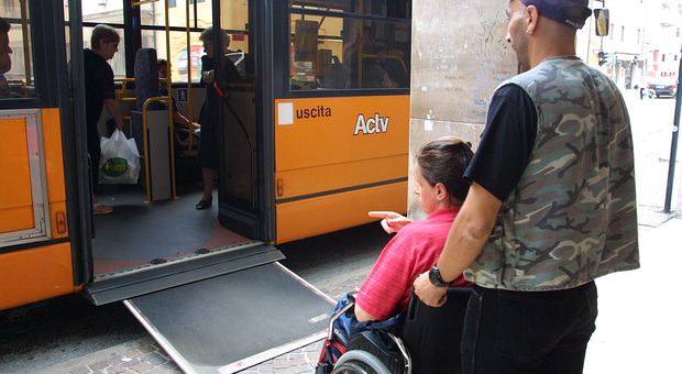 Brugnaro: «Licenzio gli autisti che non azionano le pedane per disabili»