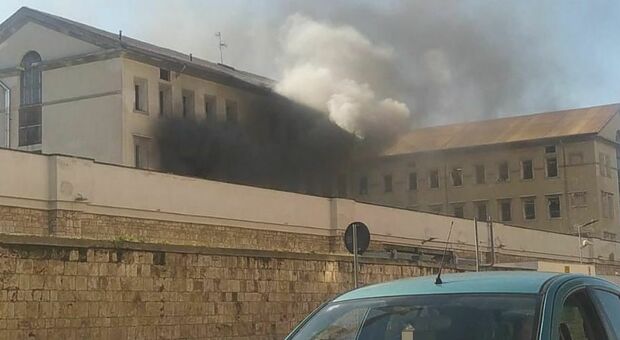 Incendio nel centro clinico del carcere di Bari: alcuni agenti intossicati