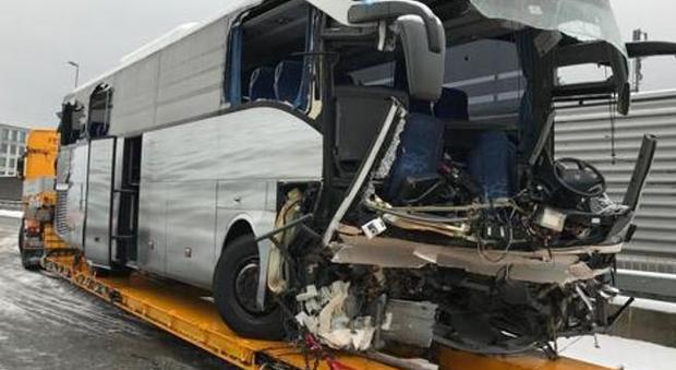 Flixbus partito da Genova si schianta in Svizzera: muore mamma Nicoletta, tre feriti gravissimi