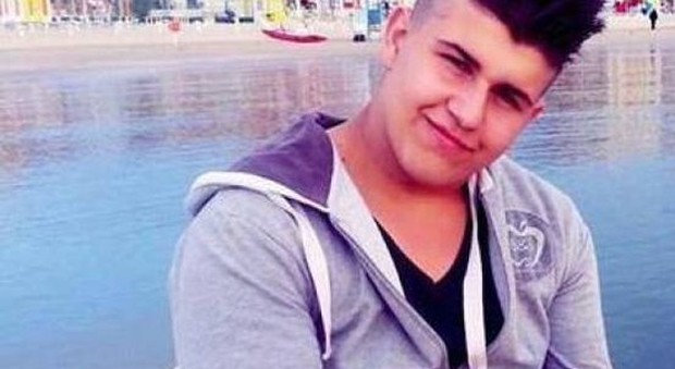 Si accascia al suolo mentre consegna la pizza, 21enne irpino muore a Bellaria