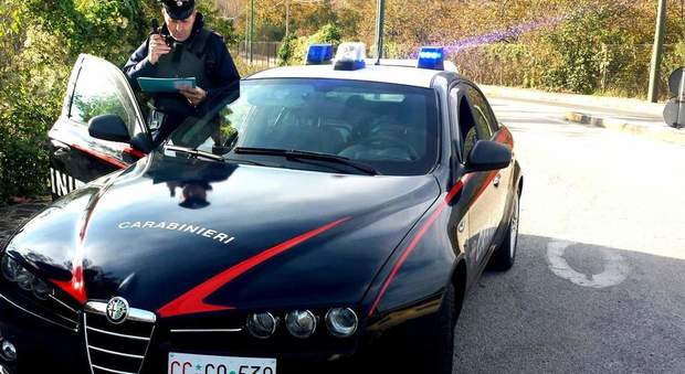 Pusher maldestro lancia hashish dall'auto e colpisce carabiniere: arrestato