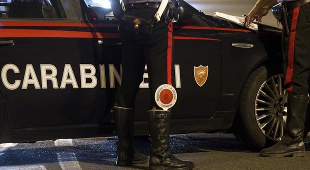 Carabiniere investito da ladri in fuga dopo il colpo in tabaccheria: caccia alla banda in auto