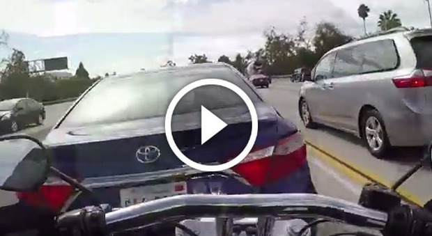 Il motociclista finisce sulla Toyota in corsa, spettacolare incidente in autostrada