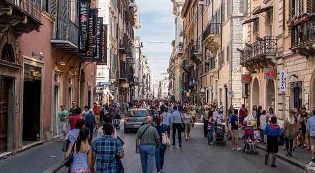 Roma, paura a via del Corso: scatta l'allarme, evacuato il negozio Zara