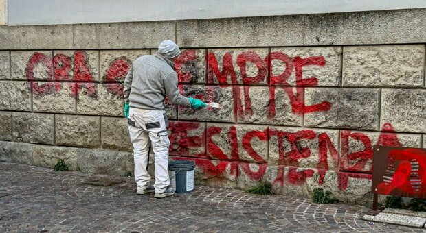 Padova. Alla vigilia del Giorno della Memoria due scritte pro Palestina sul muro del centro culturale San Gaetano