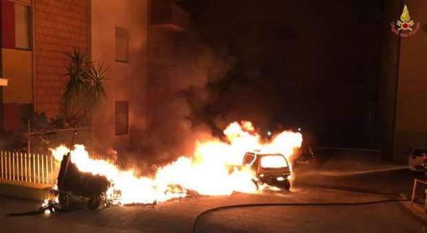 Cassonetti e auto in fiamme in via Ragusa, al Piano
