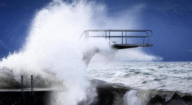 Ciclone Ciara si abbatte sul nord Italia: vento oltre i 200 km/h. Morta una donna a Sondrio: colpita da un tetto scoperchiato