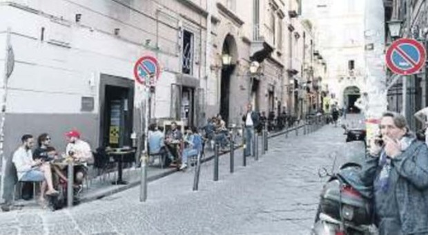 Movida a Napoli, blitz dei vigili a Chiaia: «Via i tavolini dalla strada»