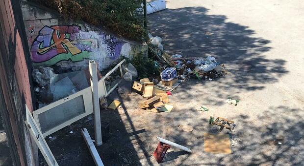Barra, il parcheggio è di nuovo discarica: rifiuti accanto ai binari della Circum