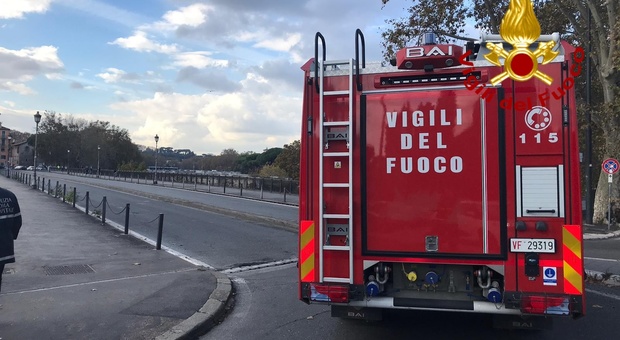 Roma, si stacca fascia di ferro: Ponte Palatino vietato ai mezzi pesanti