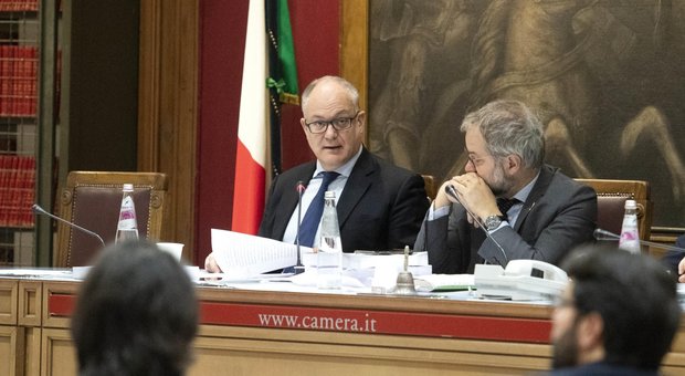 Manovra, Gualtieri: «Benzina non aumenta nel 2021, per i 18enni bonus di 300 euro»