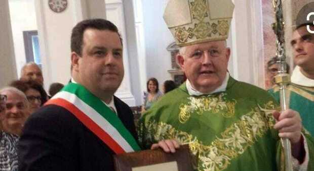 Il sindaco di Vico Equense Andrea Buonocore con il vescovo Lebeaupin
