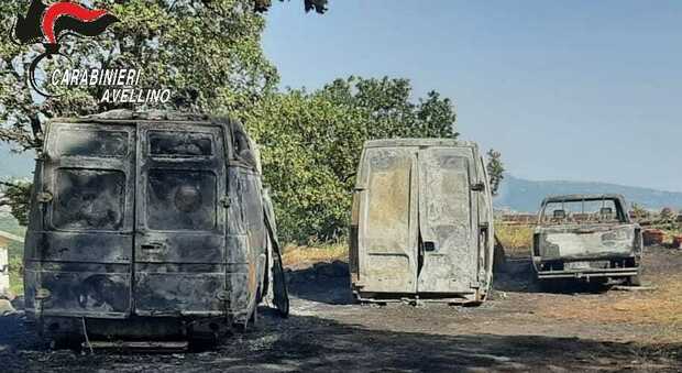 Notte di fuoco in Irpinia, due incendi distruggono furgoni e auto: pista dolosa