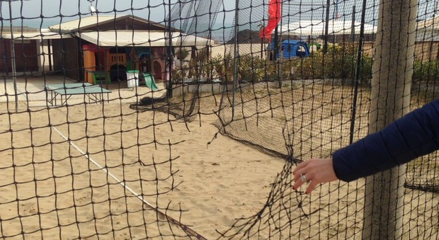 Vandali scatenati in spiaggia Tagliate le reti da beach volley