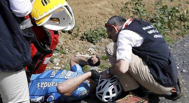 Parigi-Roubaix choc, infarto per Goolaerts: cade e si accascia in corsa