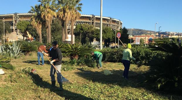 Napoli, volontari puliscono piazzale Tecchio: «Insieme per salvaguardare il verde»