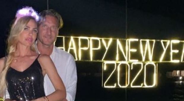 Francesco Totti e Ilary Blasi, auguri mozzafiato dalle Maldive: «Happy new year»