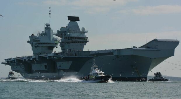 Portaerei Nato in panne, imbarazzo per la Royal Navy: la Prince of Wales è la nave da guerra più grande della Gran Bretagna
